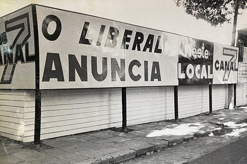 Placa anuncia as futuras instalações da TV Liberal, na Avenida Nazaré, 350. Fotos: acervo O Liberal.